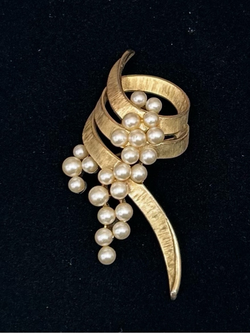 Vintage Crown Trifari
Brooch OS Gold-tone W/ Faux Pearls Mid Century Sculptural